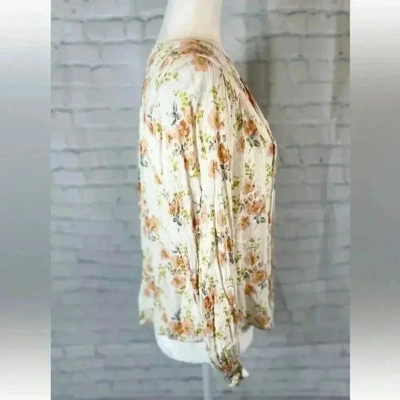 Cupcakes & Cashmere Peasant Blouse Women’s Sz M Cream Peach Floral Boho Smocked - Picture 5 of 15
